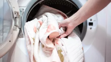 Nagyi félve őrzött titka: ezt add a mosáshoz és megújulnak a ruháid