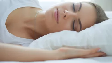 A szakértők szerint akkor fogsz tudni könnyen elaludni este, ha ilyen színűre fested a plafont