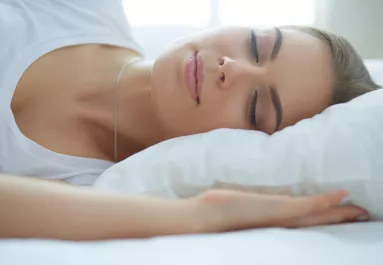 A szakértők szerint akkor fogsz tudni könnyen elaludni este, ha ilyen színűre fested a plafont