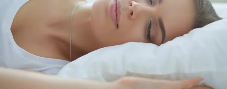 A szakértők szerint akkor fogsz tudni könnyen elaludni este, ha ilyen színűre fested a plafont