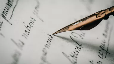 Ezért van lyuk a golyóstoll kupakján – tényleg életet menthet