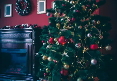 Így tedd meghitté a nappalidat 10 perc alatt – a lakberendezők ünnepi trükkjei