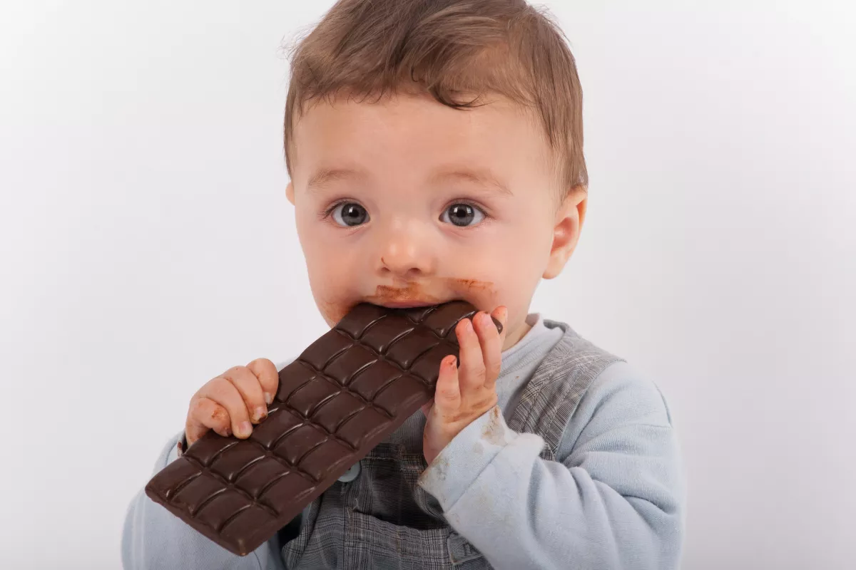 Ezért ne adj soha étcsokoládét a kisbabáknak
