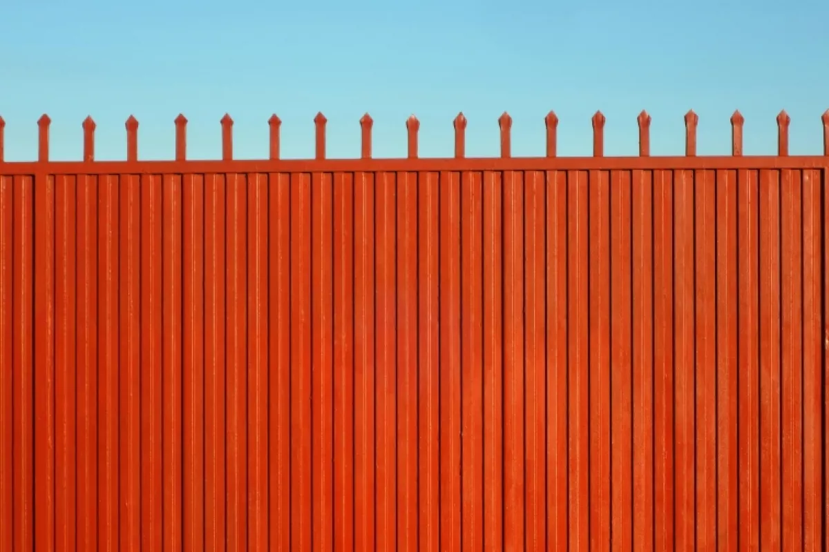 Hullámlemez felhasználása modern kerítések kialakításához