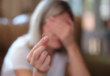 Megérkezett a baba, majd megcsörrent a telefon: a nő megtudja férje titkát