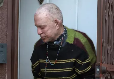 Sebes arc, kopasz fej és a kilakoltatás fenyegeti: megrázó képek Mickey Rourke-ról