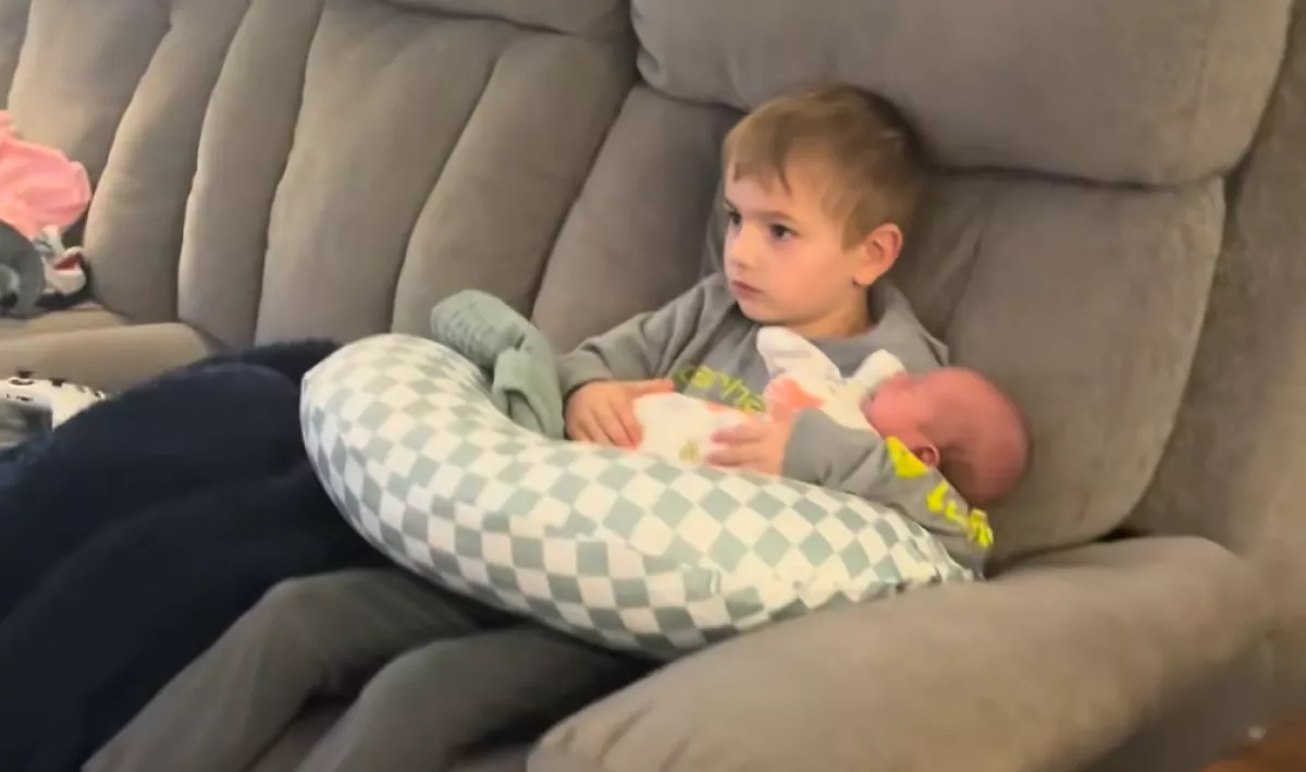 Megkérdezi a meglepett apa a fiát, mit csinál a babával: a válasza pusztító