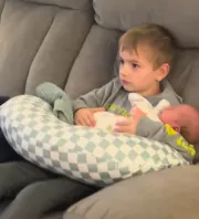 Megkérdezi a meglepett apa a fiát, mit csinál a babával: a válasza pusztító