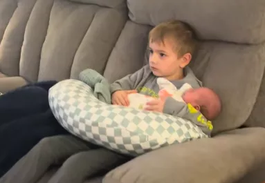 Megkérdezi a meglepett apa a fiát, mit csinál a babával: a válasza pusztító