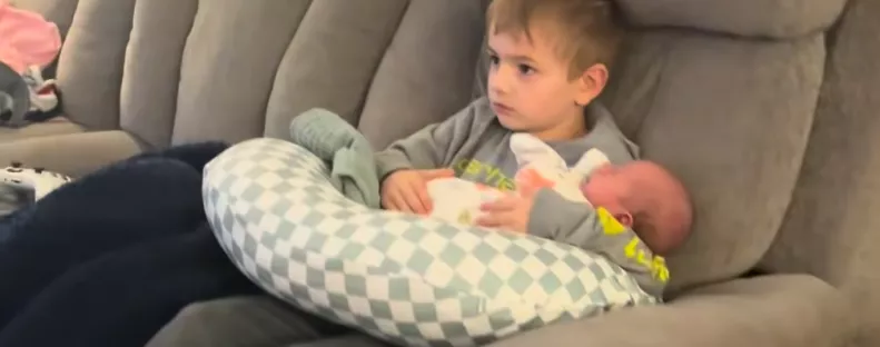 Megkérdezi a meglepett apa a fiát, mit csinál a babával: a válasza pusztító