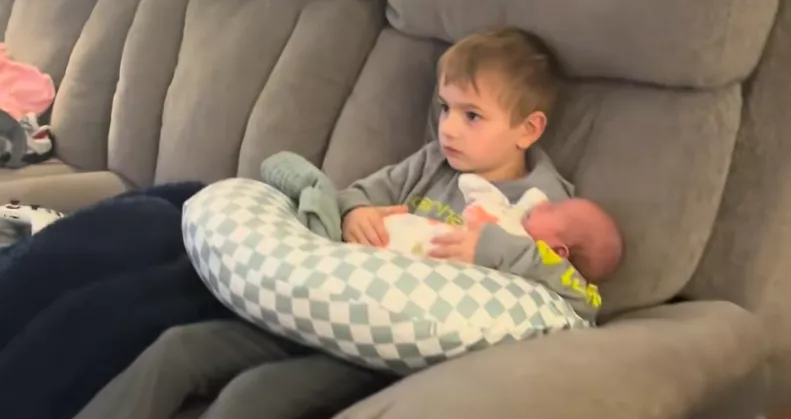 Megkérdezi a meglepett apa a fiát, mit csinál a babával: a válasza pusztító