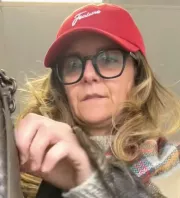 Táskát talált a nő a turkálóban: leesett az álla, amikor belenézett