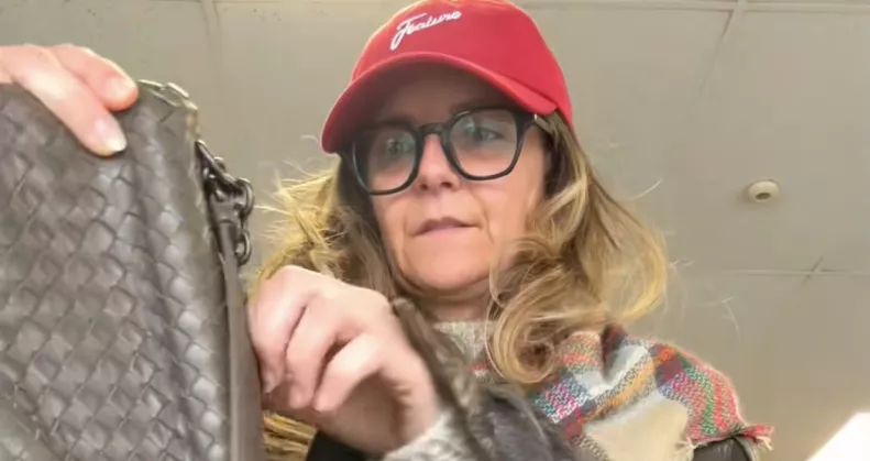 Táskát talált a nő a turkálóban: leesett az álla, amikor belenézett