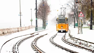 65 km/h-s szél, hófúvás, havazás: 16 vármegyére frissítették a riasztást