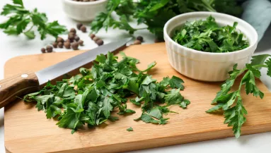 Ne fagyaszd, ne szárítsd: egy év múlva is friss lesz a petrezselyem, ha így teszed el