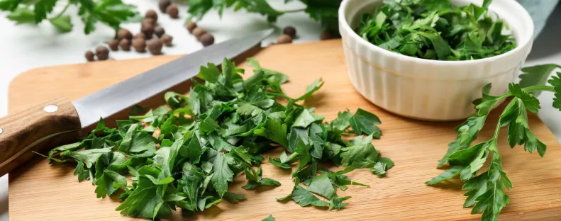 Ne fagyaszd, ne szárítsd: egy év múlva is friss lesz a petrezselyem, ha így teszed el