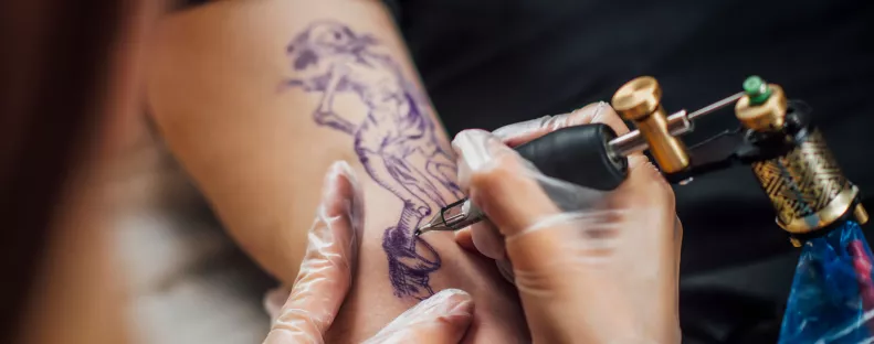 A kutyája emlékére tetováltatott ez a nő, azóta nem randizik vele senki