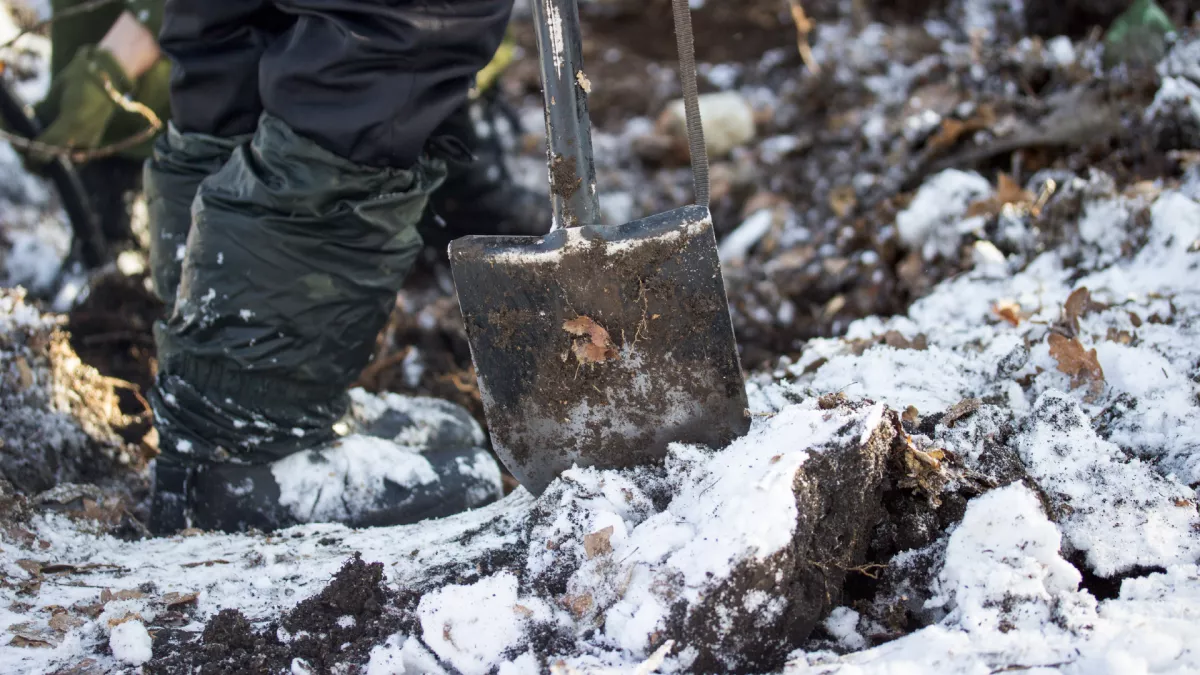 Sokkoló erőszak Győr közelében: saját sírját ásatta meg élettársával egy férfi
