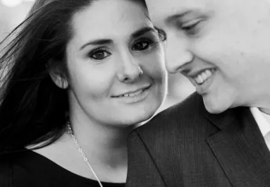 Megtalálja a 9. osztályos évkönyvét a nő és váratlan felfedezést tesz benne