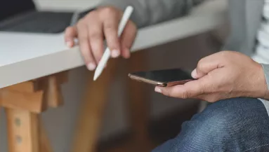 Ezt az 5 dolgot üzeni a lelked, amikor folyamatosan a telefonodat nézegeted