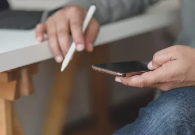 Ezt az 5 dolgot üzeni a lelked, amikor folyamatosan a telefonodat nézegeted