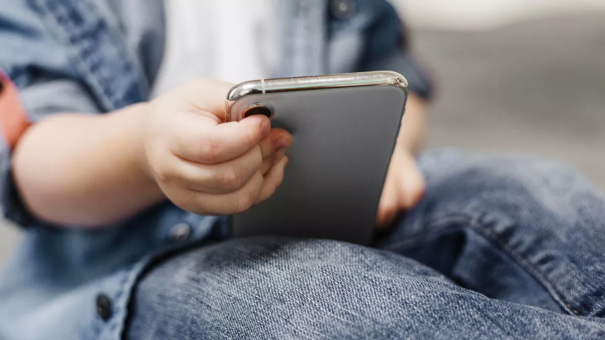 Odaadta a mobilját a 6 éves fiának – pár perccel később rémálommá vált az estéjük