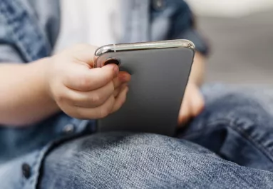 Odaadta a mobilját a 6 éves fiának – pár perccel később rémálommá vált az estéjük