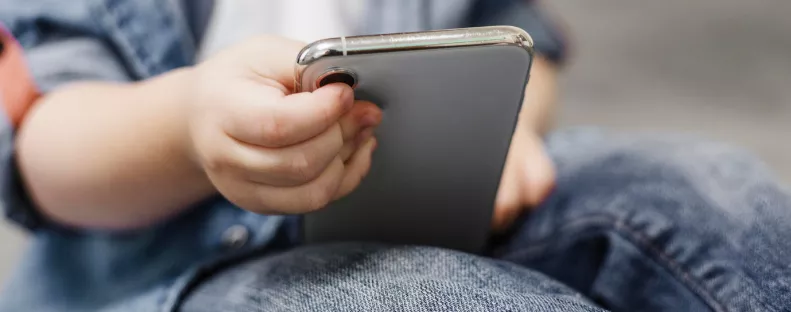 Odaadta a mobilját a 6 éves fiának – pár perccel később rémálommá vált az estéjük