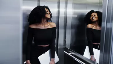 Tudtad? 3 ok, amiért a liftekbe gyakran tükröt tesznek