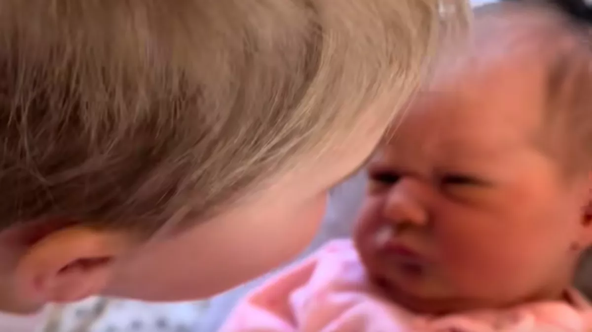Megpuszilja a 4 napos babát a testvére: a kislány reakciója megolvasztja a szíveket