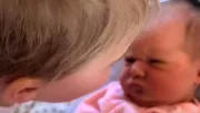 Megpuszilja a 4 napos babát a testvére: a kislány reakciója megolvasztja a szíveket