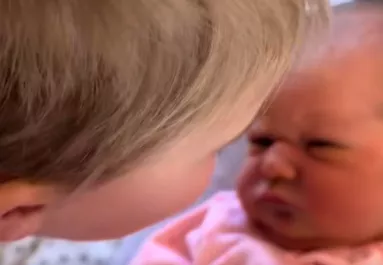 Megpuszilja a 4 napos babát a testvére: a kislány reakciója megolvasztja a szíveket