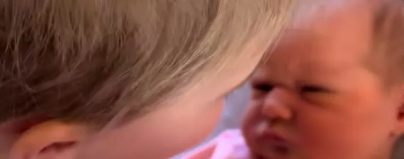 Megpuszilja a 4 napos babát a testvére: a kislány reakciója megolvasztja a szíveket