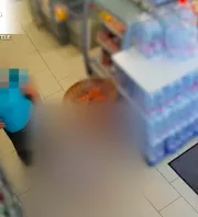 A dédi és a nagyi vitte lopni a 8 éves gyereket – a kamerák mindent rögzítettek