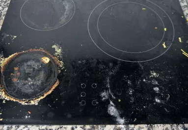 Ez a zseniális trükk távolítja el az odaégett szennyeződést a főzőlapról