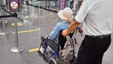 Borzalom a reptéren: a halott feleségével akart repülőre szállni egy férfi