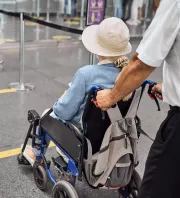 Borzalom a reptéren: a halott feleségével akart repülőre szállni egy férfi