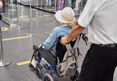 Borzalom a reptéren: a halott feleségével akart repülőre szállni egy férfi