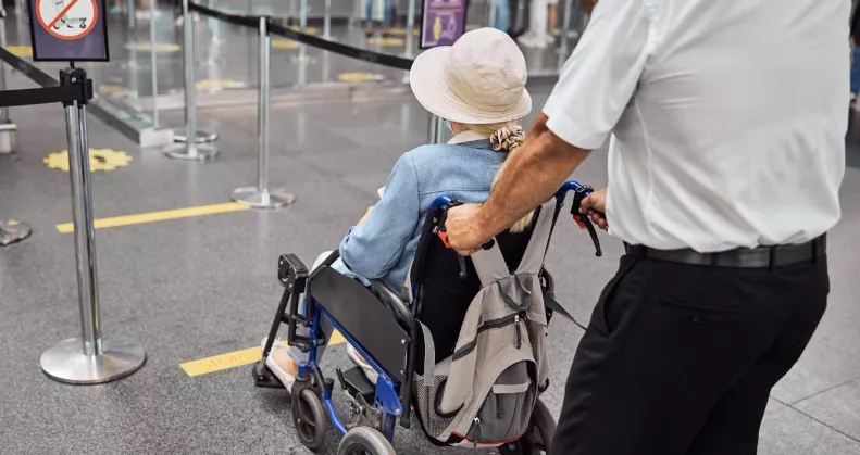 Borzalom a reptéren: a halott feleségével akart repülőre szállni egy férfi