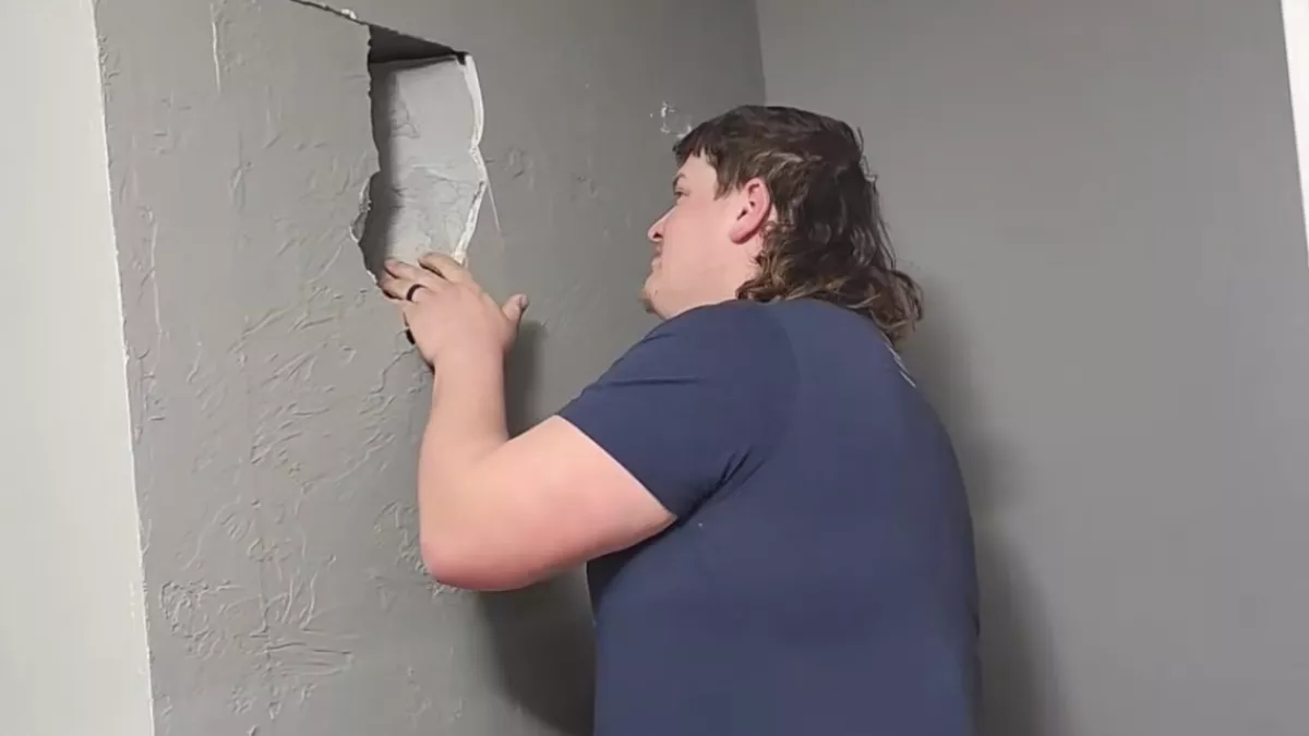 Évekig gyanús volt a fal a családnak – amikor áttörték, leesett az álluk