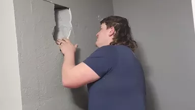 Évekig gyanús volt a fal a családnak – amikor áttörték, leesett az álluk