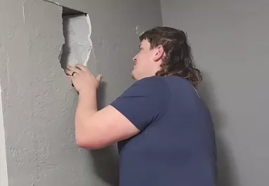 Évekig gyanús volt a fal a családnak – amikor áttörték, leesett az álluk