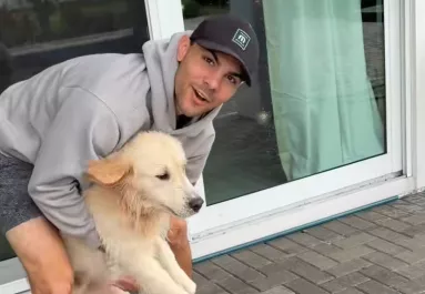 Ki akarja hozni a golden retrievert a medencéből Emma férje: ami ezután történik, azon milliók nevetnek