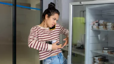 Amit egy anya a munkahelyi fagyasztóban talál, nehéz döntés elé állítja