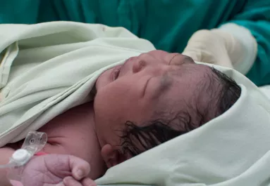 Levágta a baba ujját egy szülésznő a császármetszés során - A kórház hallgat