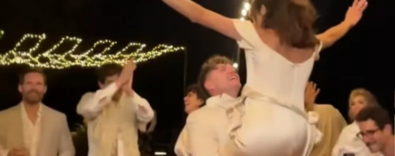 Videót posztolt anyja esküvői táncáról a vőlegény: szétszedik a nőt a kommentelők