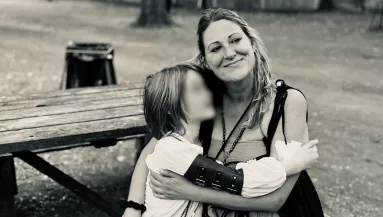 Hirtelen halál a fellegek felett: a nő vállán aludt el a lánya