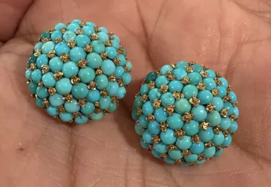 300 forintért vett fülbevalót a bolhapiacon: amikor kiderült a valódi értéke, sokkot kapott