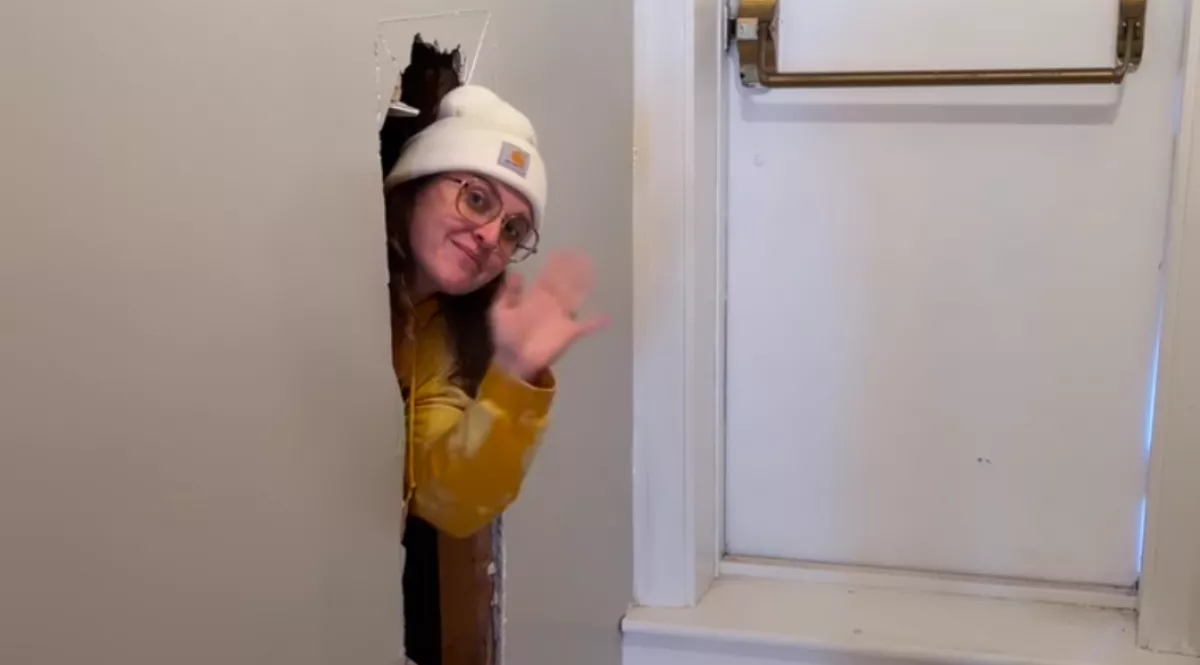 Két falat nyit meg egy csapat a régi kúriában: amit mögötte találnak, attól eláll a lélegzetük