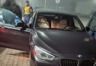 Ugrottak a luxusverdák, a pénz: amikor kinyitották a zsaruk a gyerekjátékokat, két férfi sorsa megpecsételődött